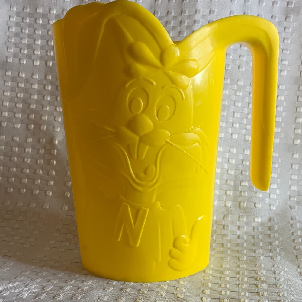 NESTLE Nesquik yellow plastic milk jug for 1 litre milk bags. 7.5 inches tall.
